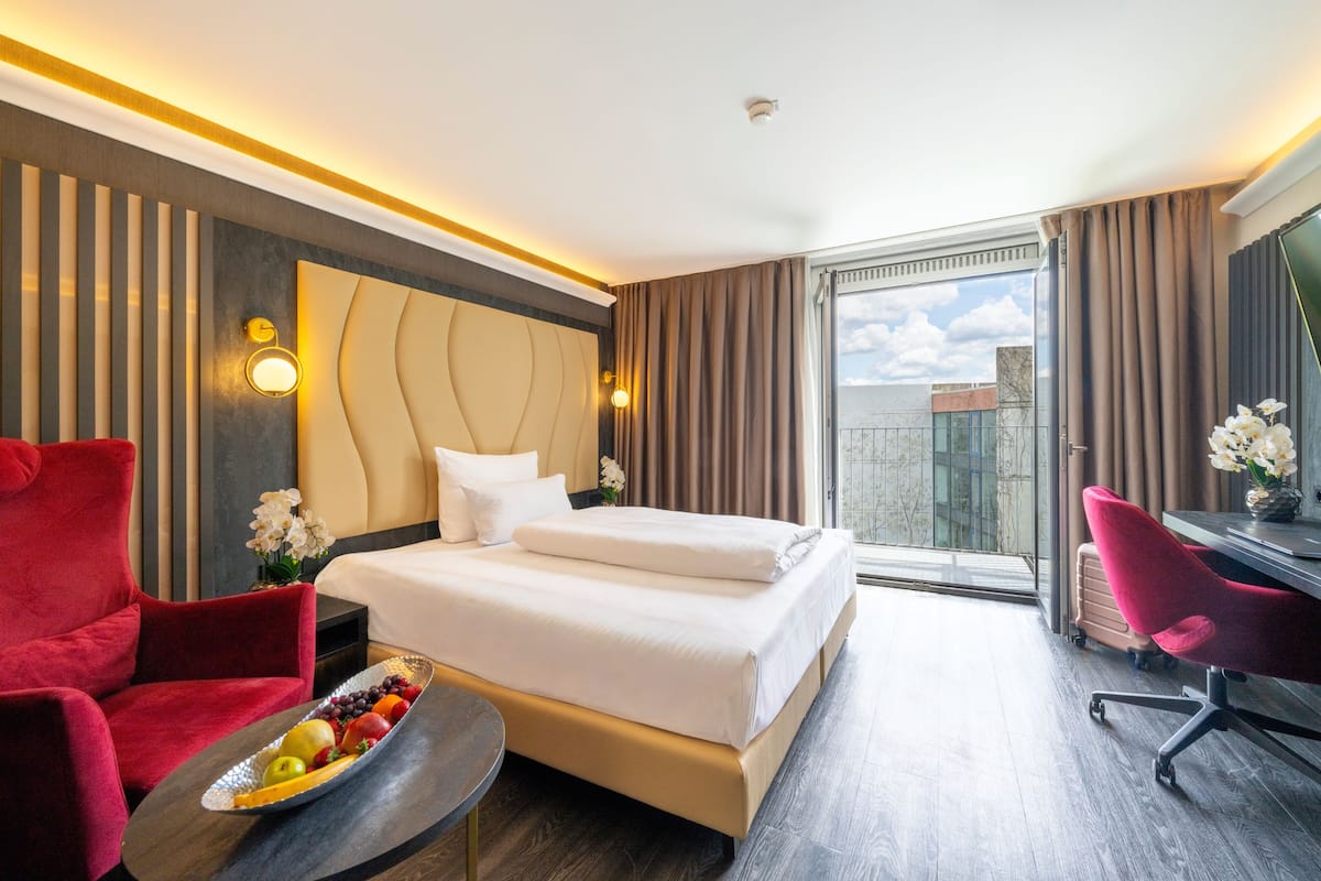 Comfort Single Room | In-room safe, desk, laptop workspace, blackout drapes