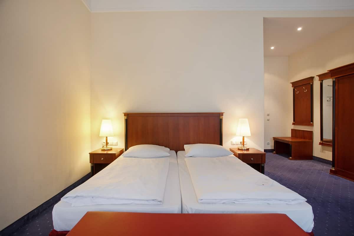 2 dormitorios, ropa de cama hipoalergénica, escritorio y cortinas opacas