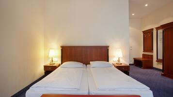 2 sovrum, allergitestade sÀngklÀder, skrivbord och mörklÀggningsgardiner