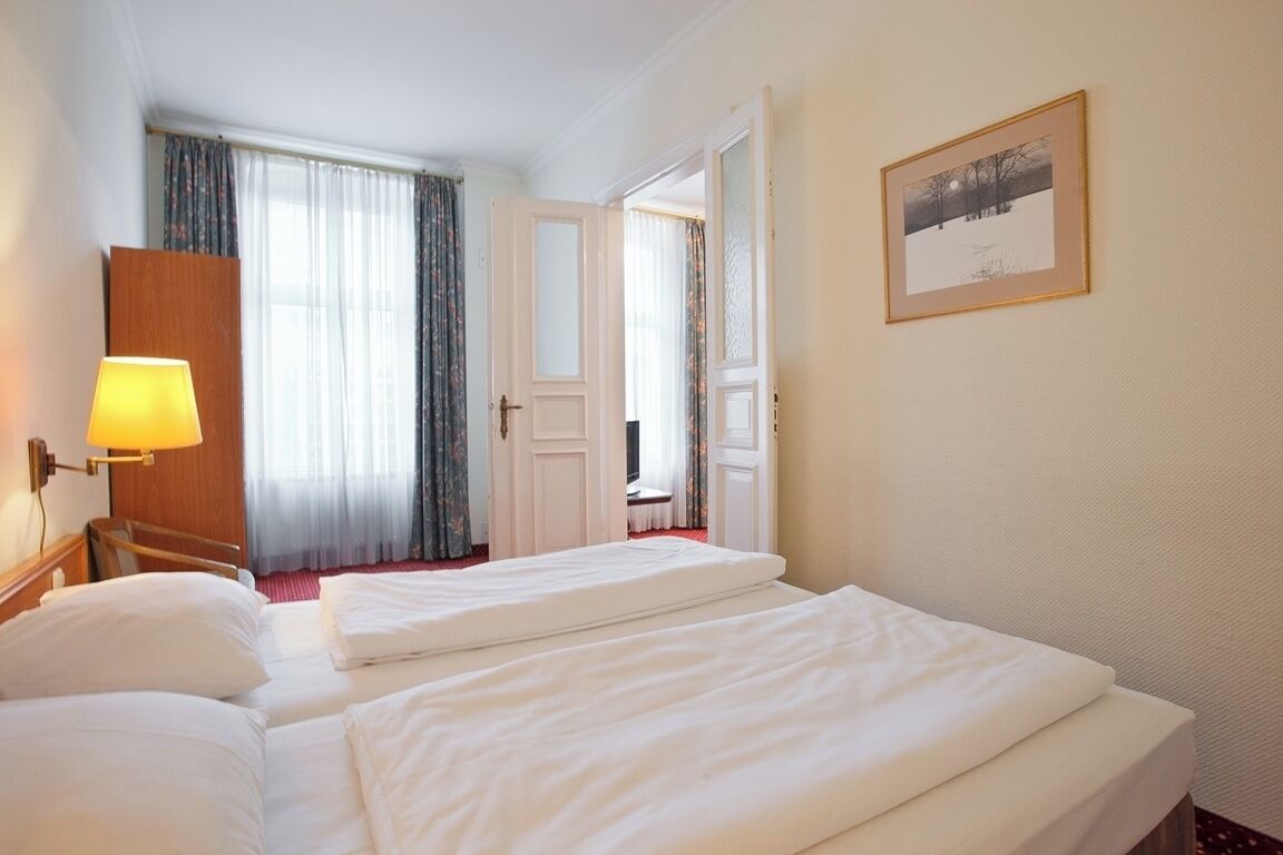 Standard-Doppel- oder -Zweibettzimmer | Allergikerbettwaren, Schreibtisch, Verdunkelungsvorhänge