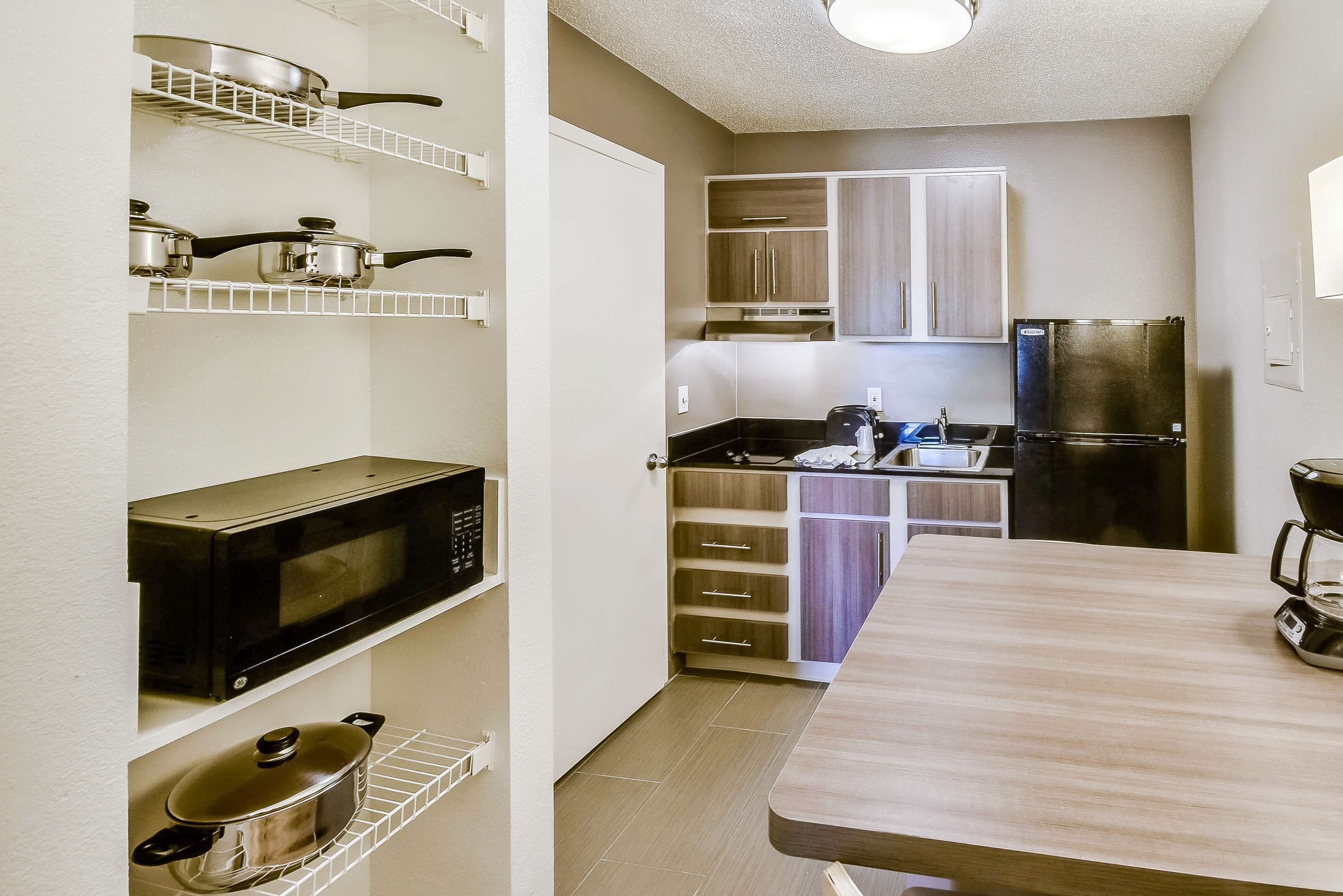 Kjøleskap, mikrobølgeovn, kokeplater og kaffetrakter/tekoker