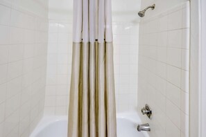 Towels, soap, toilet paper - Studio 6 Houston, TX - Hobby South (Houston)
