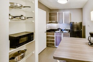 Kühlschrank, Mikrowelle, Herdplatte, Wasserkocher mit Kaffee-/Teezubehör