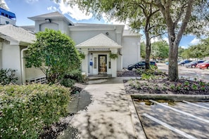 Pintu masuk properti