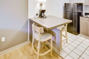 Kühlschrank, Mikrowelle, Herdplatte, Wasserkocher mit Kaffee-/Teezubehör