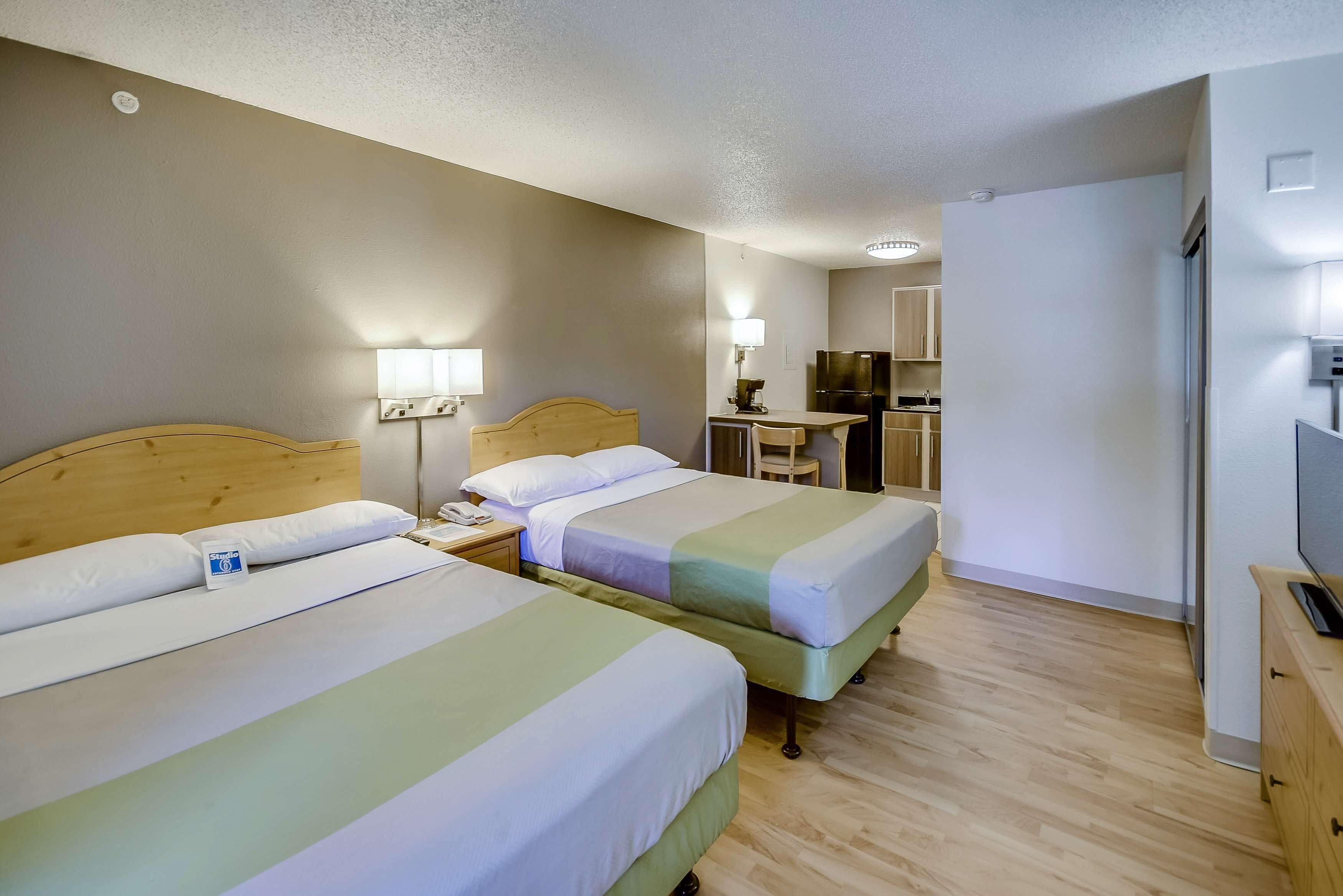 Meja kerja, tirai kedap cahaya, setrika/meja setrika, dan Wi-Fi gratis