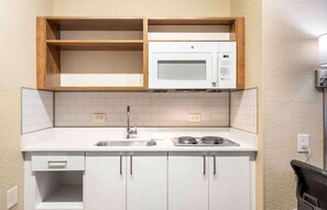 Suite, 1 habitación, no fumadores | Cocina privada | Frigorífico, microondas, placa de cocina y cafetera o tetera