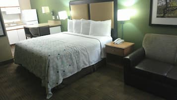 Studio, 1 King Bed with Sofa bed, Non Smoking | Desk, laptop workspace, blackout drapes, iron/ironing board