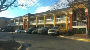 Un hôtel à plusieurs étages doté d’un parking.