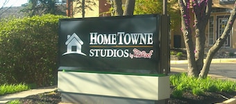 HomeTowne Studios by Red Roof Chantilly