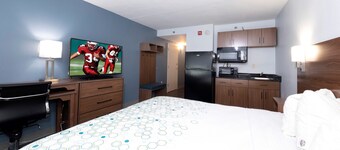 HomeTowne Studios by Red Roof Chantilly