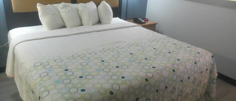 Escritorio, espacio para trabajar con laptop y cortinas blackout