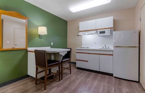 Deluxe Studio, 1 King Bed with Sofa bed, Non Smoking | Private kitchen - Extended Stay America Select Suites - Jacksonville - Southside (Jacksonville)