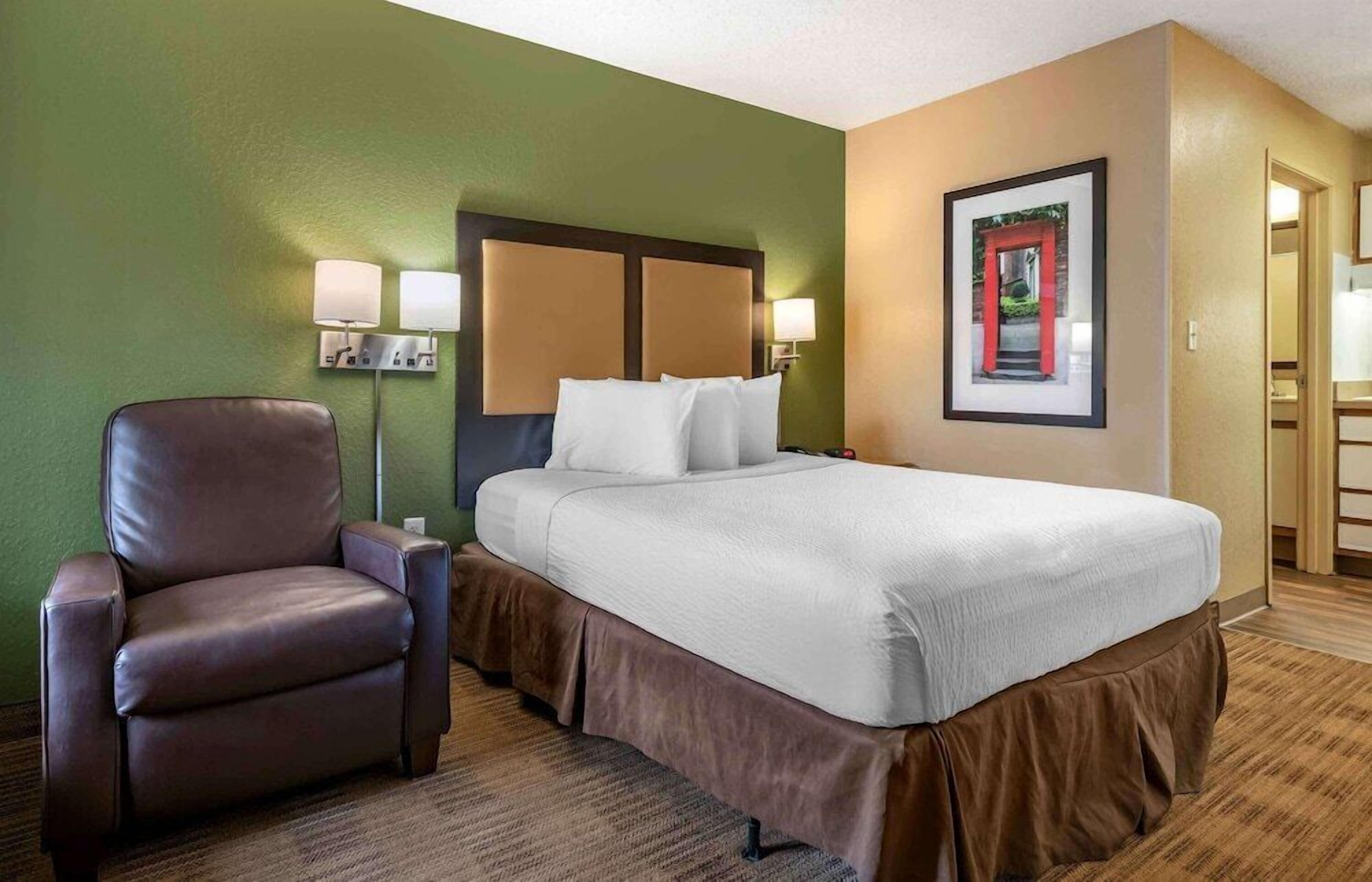 Desk, laptop workspace, free WiFi, bed sheets