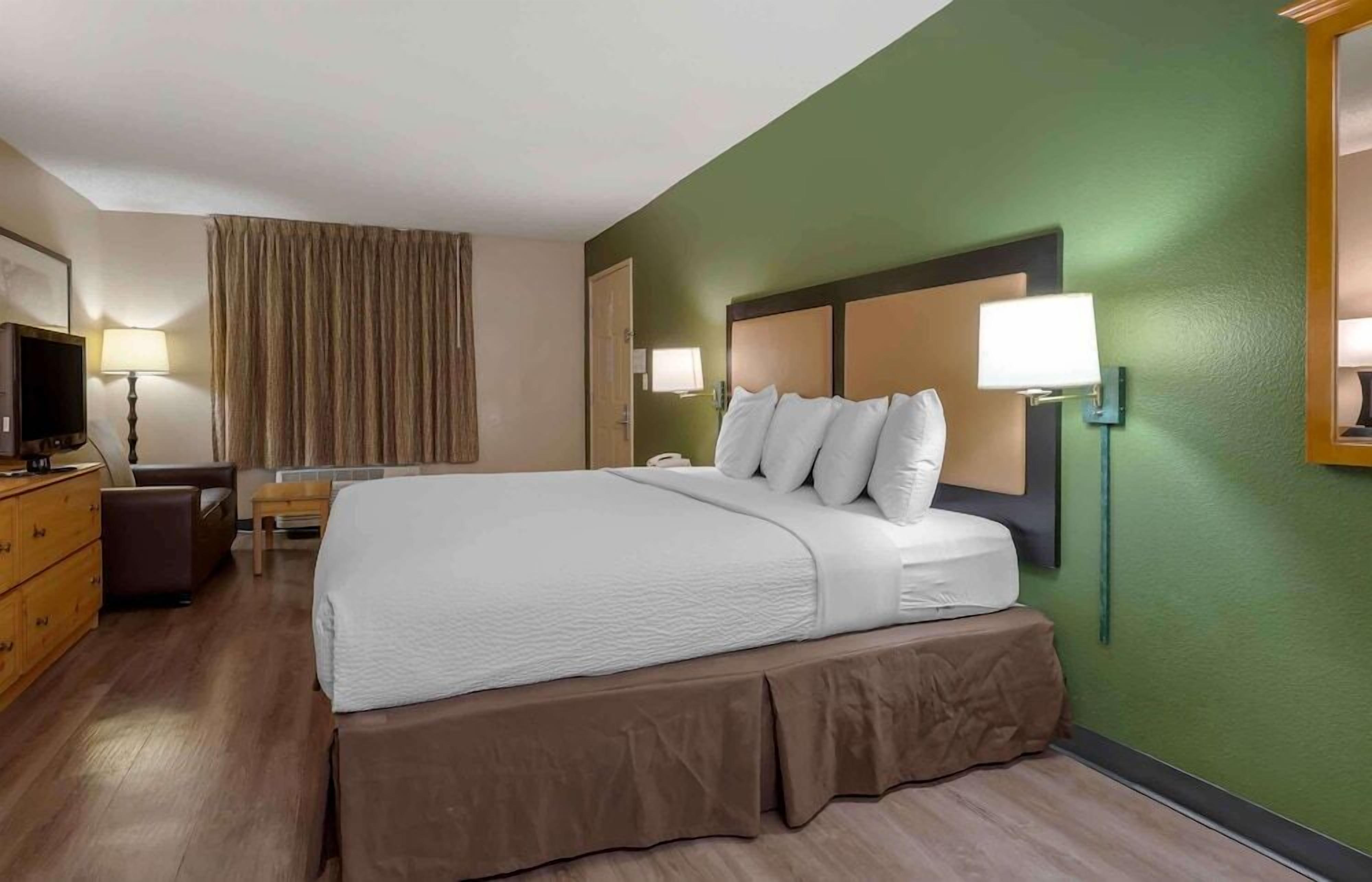 Desk, laptop workspace, free WiFi, bed sheets