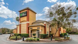 Un hotel con un letrero llamativo que dice "extended STAY AMERICA" y una entrada al vestíbulo marcada como "Lobby 10020".