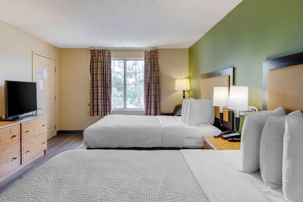 Studio, 2 Double Beds, Non Smoking | Desk, blackout drapes, iron/ironing board, WiFi (free)