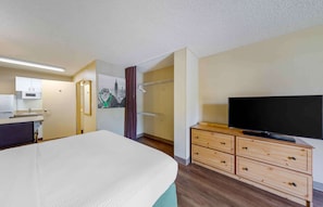 Deluxe Studio, 1 King Bed with Sofa bed, Non Smoking | Desk, blackout drapes, iron/ironing board, free WiFi