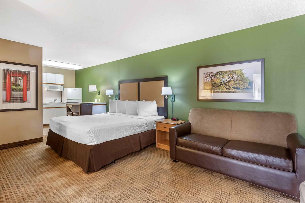 Deluxe Studio, 1 King Bed with Sofa bed, Non Smoking | Desk, WiFi (free), bed sheets