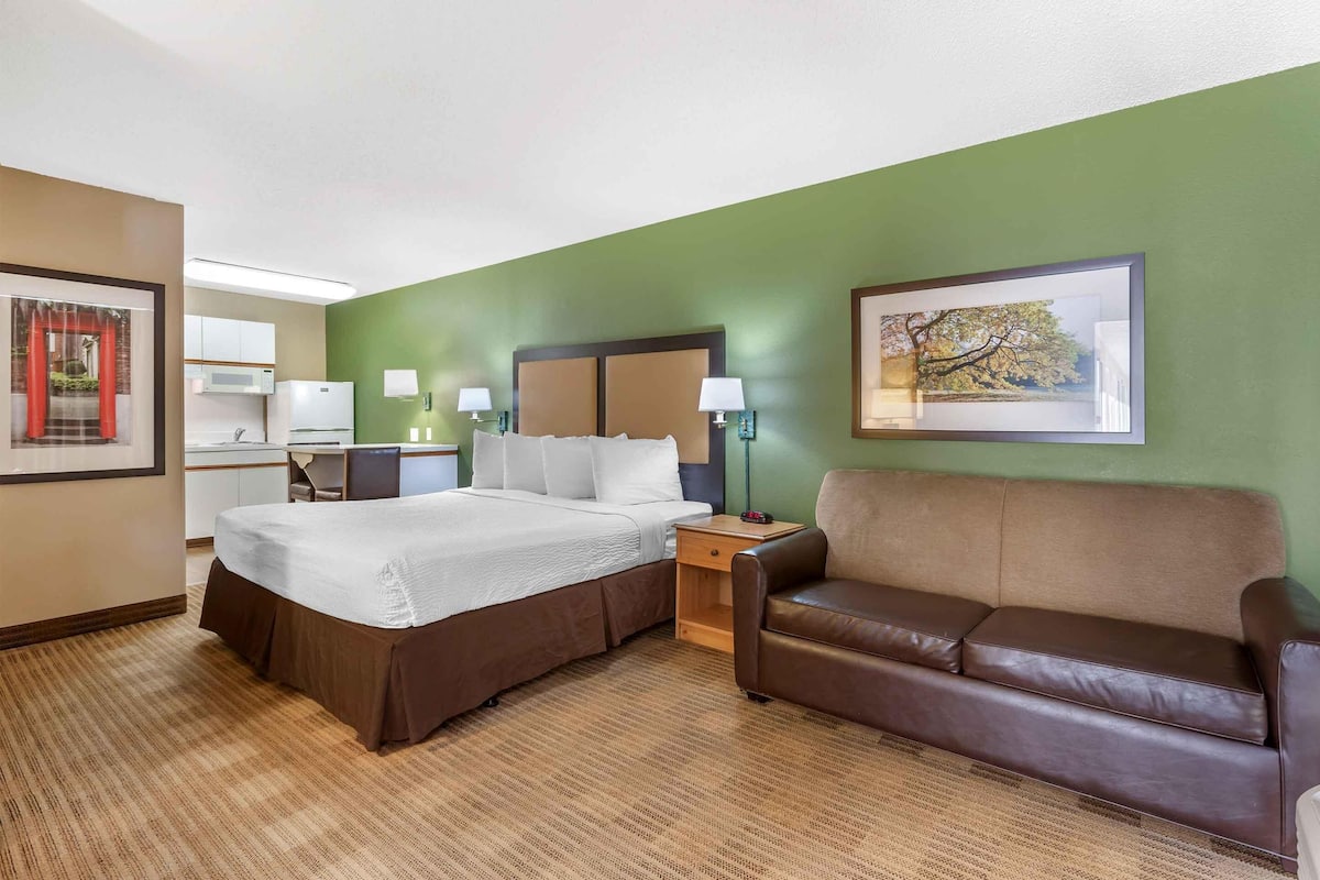 Deluxe Studio, 1 King Bed with Sofa bed, Non Smoking
