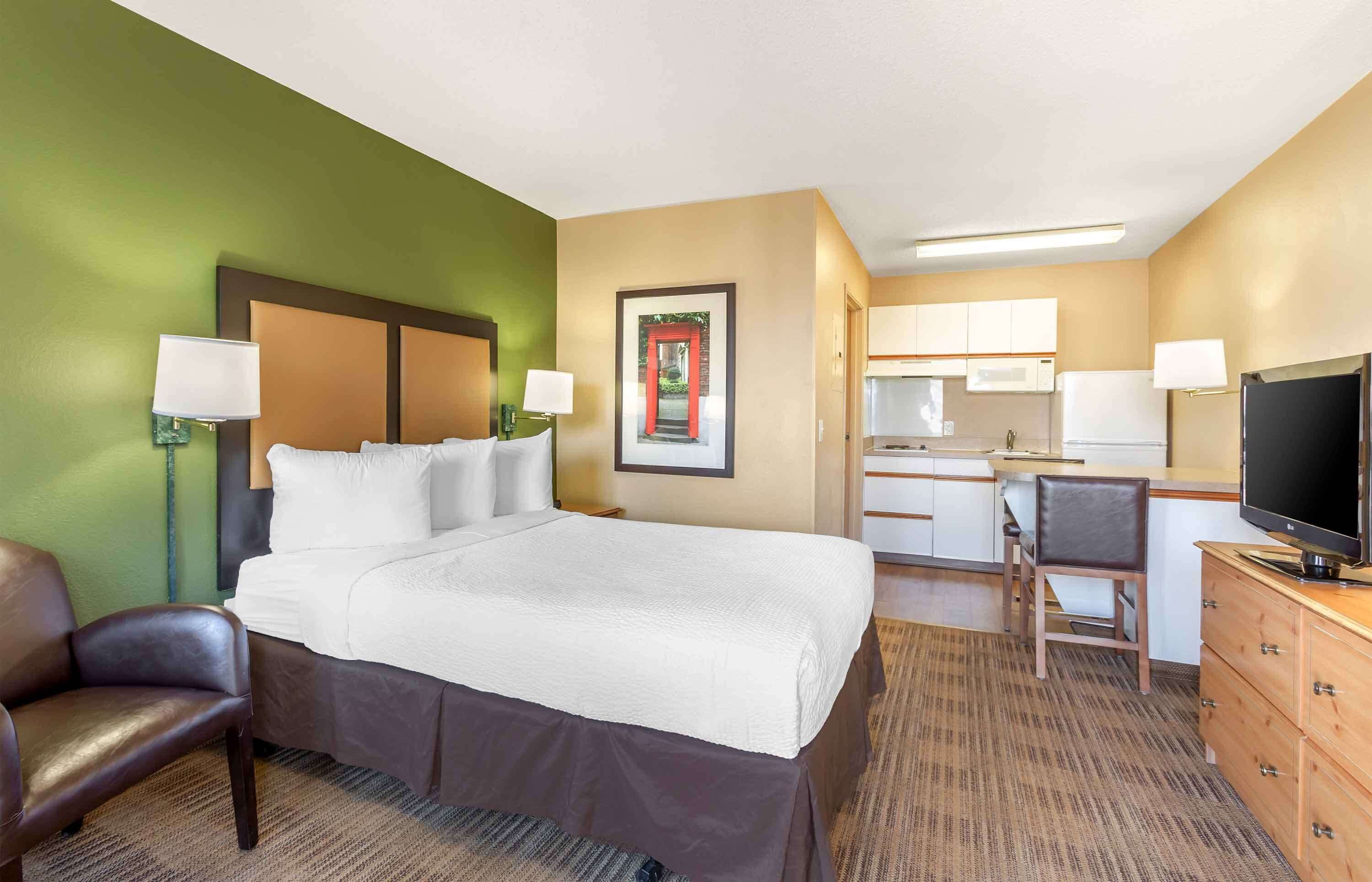 Studio, 1 Queen Bed, Non Smoking | Desk, free WiFi, bed sheets