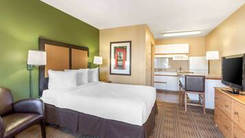 Studio, 1 Queen Bed, Non Smoking | Desk, free WiFi, bed sheets