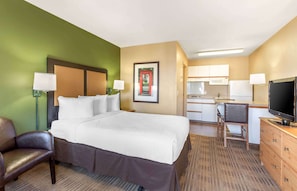 Studio, 1 Queen Bed, Non Smoking | Desk, free WiFi, bed sheets