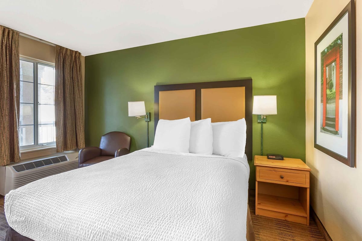 Studio, 1 Queen Bed, Non Smoking | Desk, WiFi (free), bed sheets