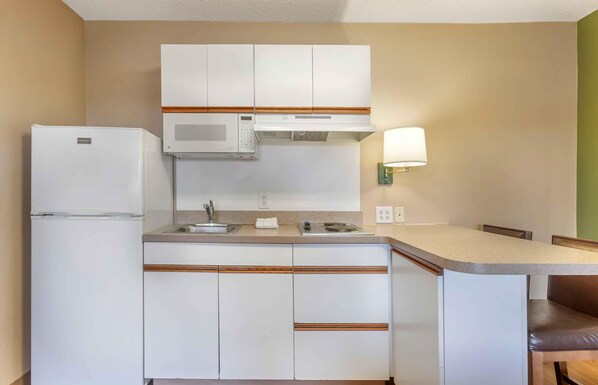 Studio, Non Smoking | Private kitchen | Fridge, microwave, stovetop - Extended Stay America Select Suites Phoenix Mesa West (Mesa)