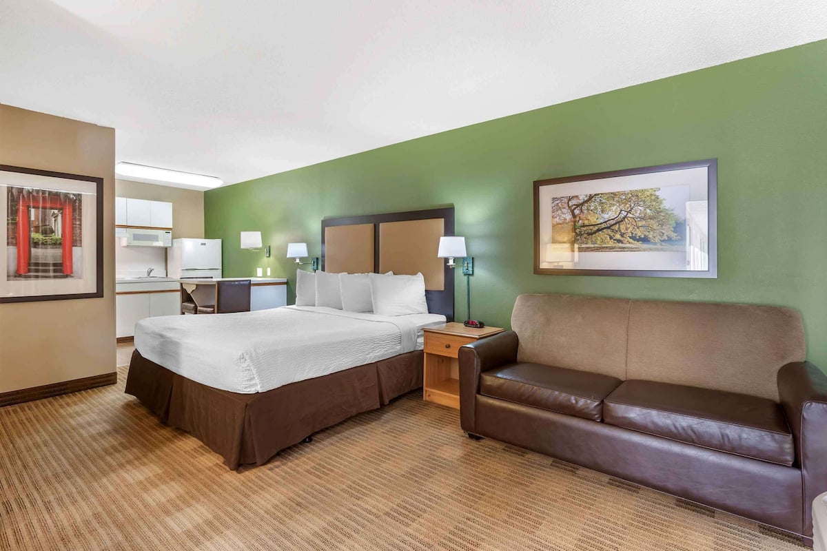 Deluxe Studio, 1 King Bed with Sofa bed, Non Smoking | Desk, free WiFi, bed sheets