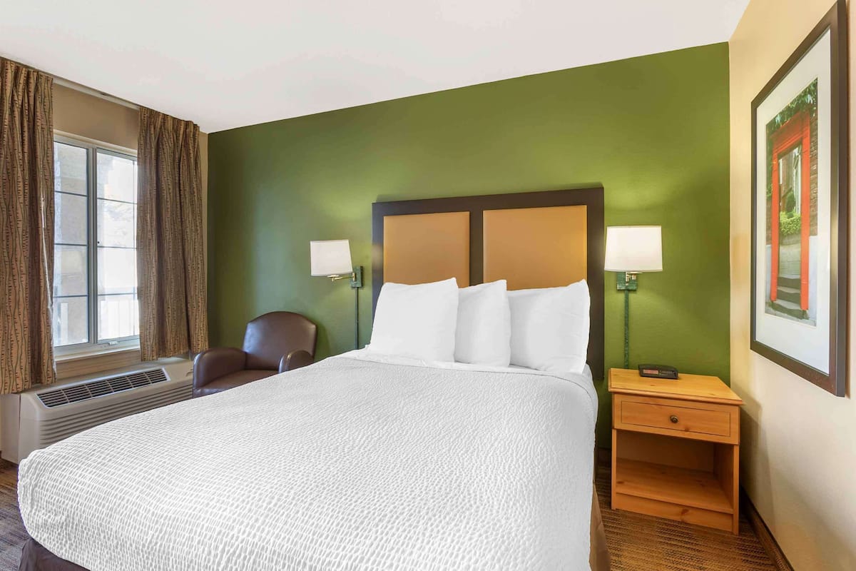 Studio, 1 Queen Bed, Non Smoking | Desk, free WiFi, bed sheets