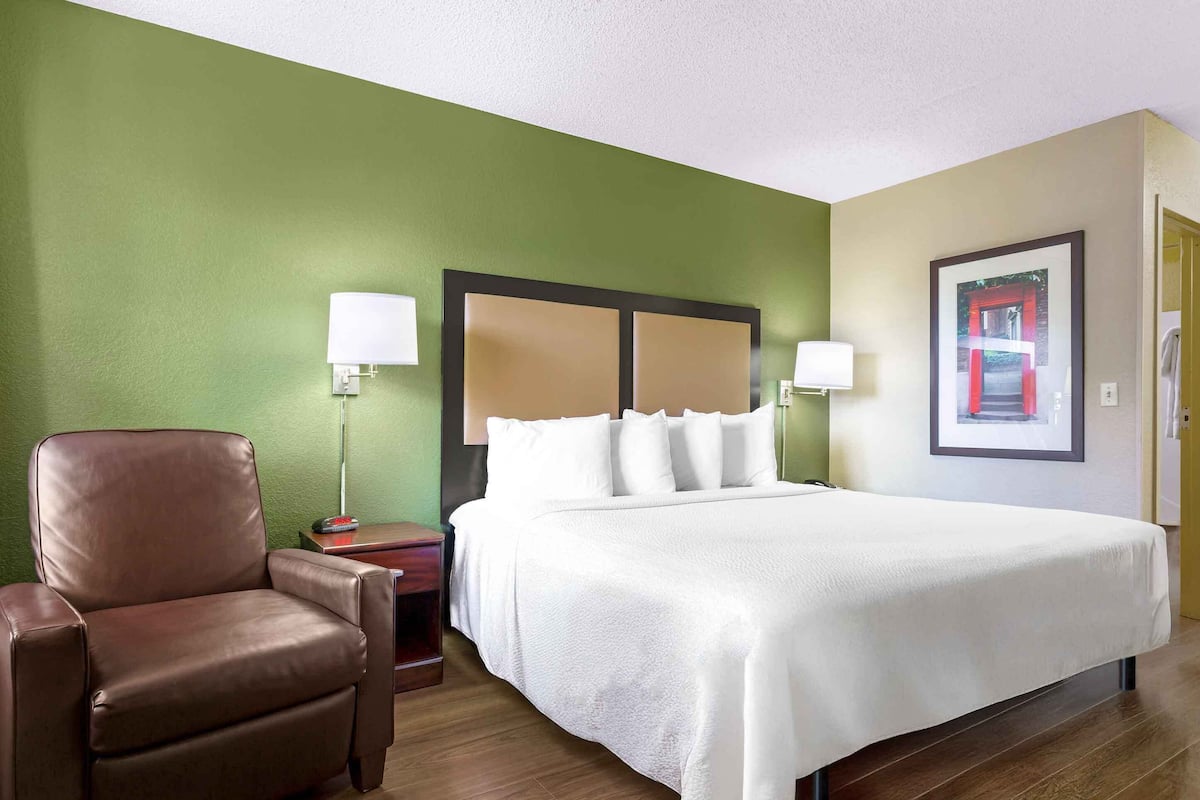 Deluxe Studio, 1 King Bed with Sofa bed, Non Smoking | Desk, blackout drapes, iron/ironing board, free WiFi