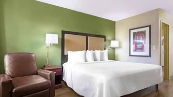 Deluxe studio, 1 kingsize bed met slaapbank, niet-roken | Een bureau, verduisterende gordijnen, een strijkplank/strijkijzer