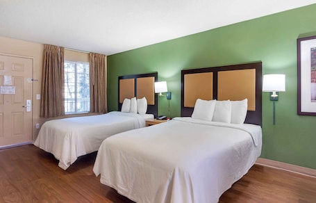 Escritorio, cortinas blackout y tabla de planchar con plancha . Extended Stay America Suites Fort Lauderdale Davie