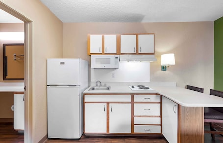 Refrigerador, microondas, placa de cocina, cafetera/tetera. Extended Stay America Suites Fort Lauderdale Davie