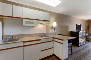 Studio | Desk, iron/ironing board, WiFi (free), bed sheets