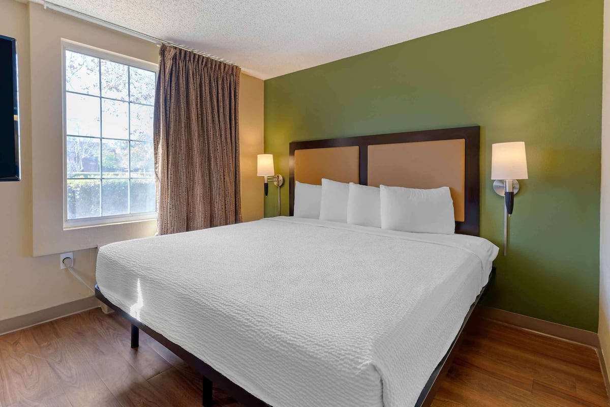 Deluxe Studio | Desk, iron/ironing board, free WiFi, bed sheets