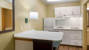 Refrigerador con freezer, microondas, placa de cocina, cafetera/tetera