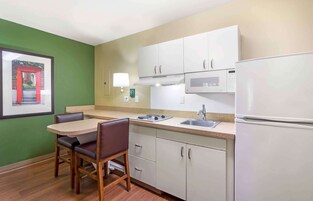 Refrigerador con freezer, microondas, placa de cocina, cafetera/tetera