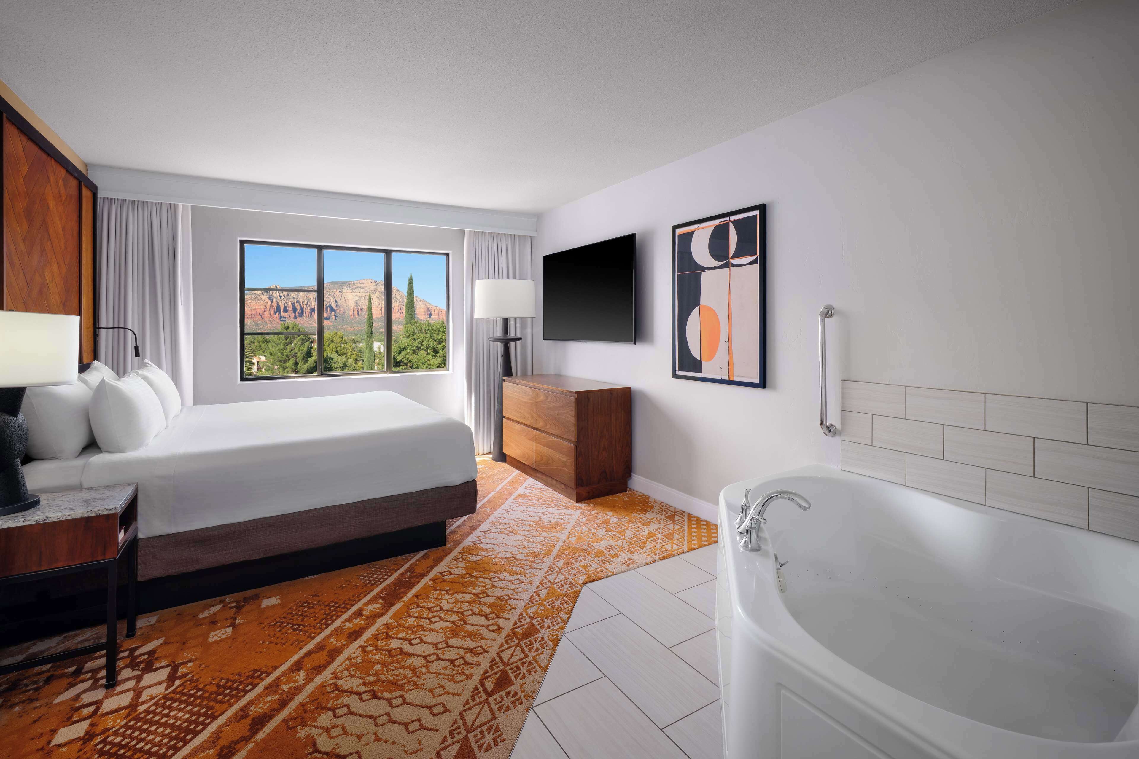 combined shower/bathtub, hydromassage showerhead, designer toiletries