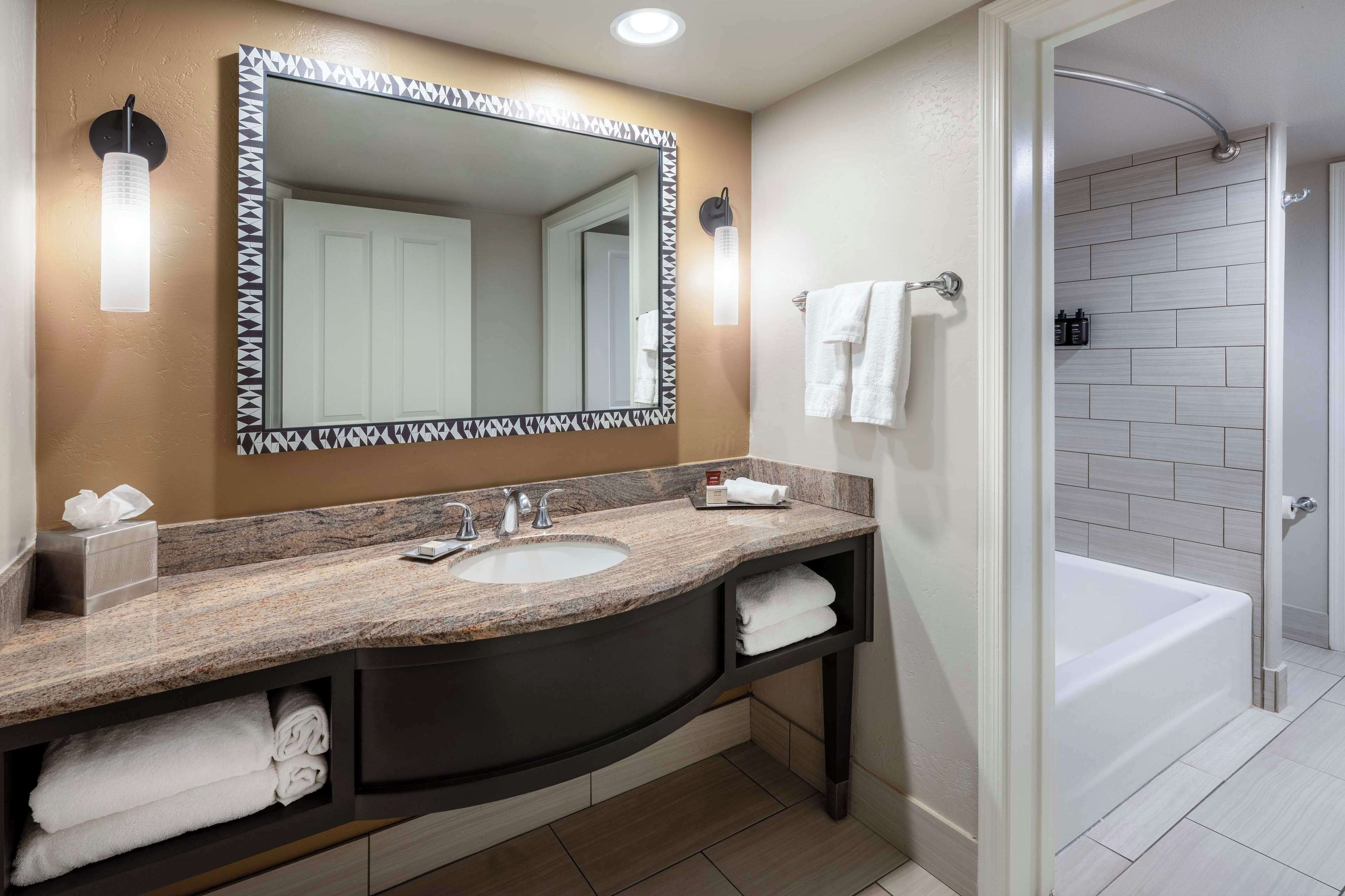 Combined shower/tub, hydromassage showerhead, designer toiletries