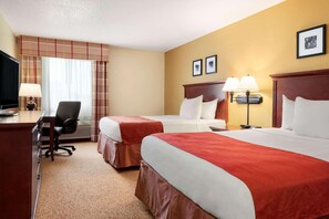 Desk, blackout drapes, iron/ironing board, rollaway beds - Country Inn & Suites by Radisson, Cedar Rapids Airport, IA (Cedar Rapids)