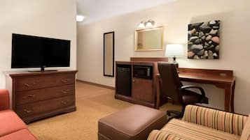 Suite, 1 trĂšs grand lit, non-fumeurs | Bureau, rideaux occultants, fer et planche Ă repasser