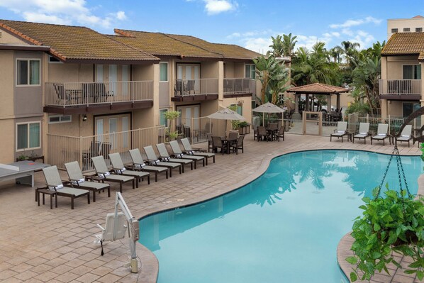 Outdoor pool, pool loungers