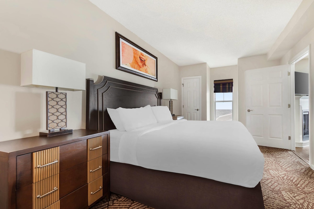 Suite, Multiple Beds, Non Smoking, Fireplace (Efficiency) | Laptop workspace, iron/ironing board, WiFi (free)