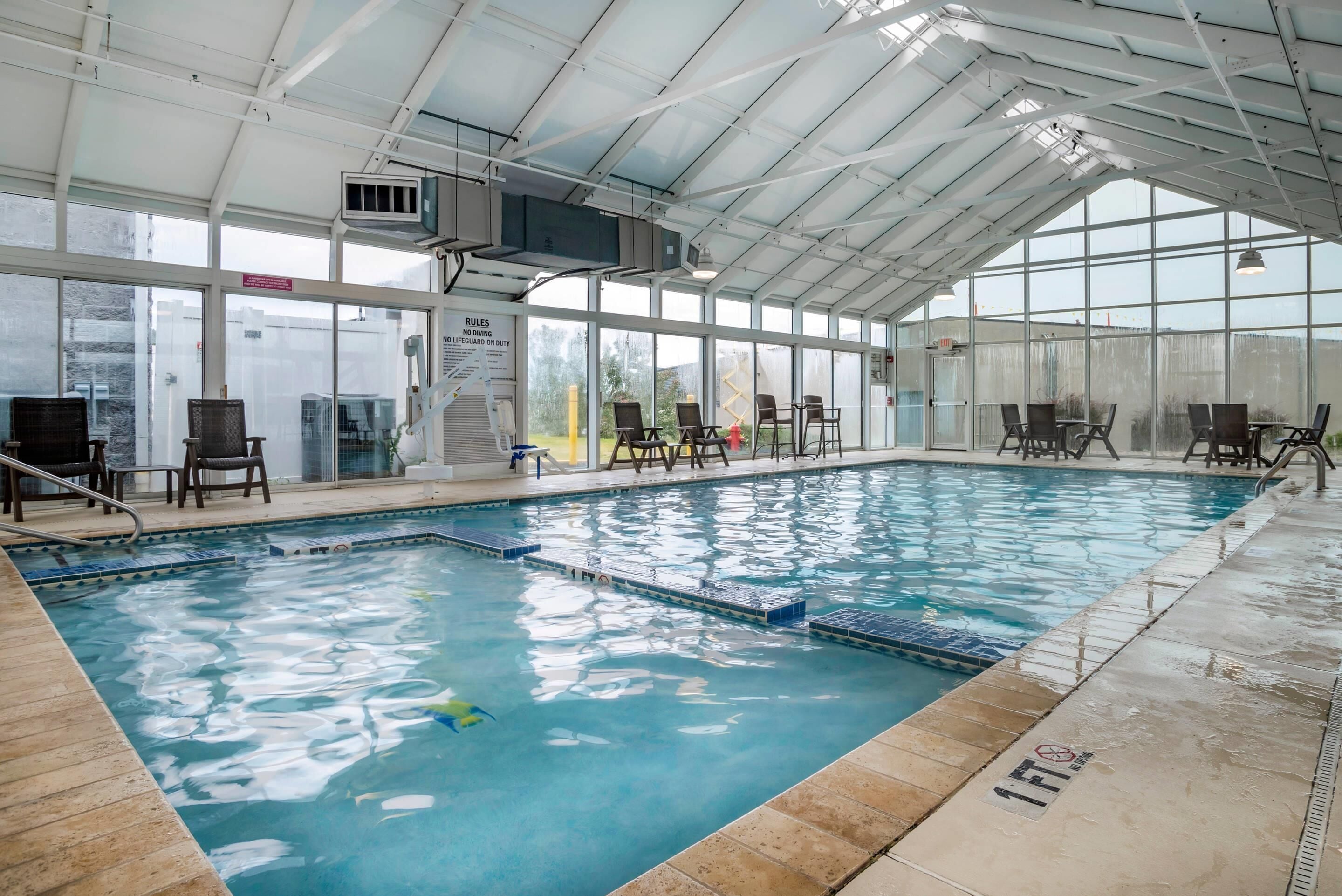 Una piscina cubierta, una piscina al aire libre de temporada