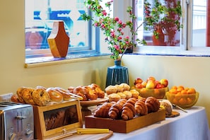 Free daily continental breakfast