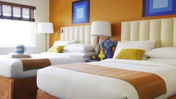 Habitación Deluxe, 2 camas matrimoniales | Ropa de cama hipoalergénica y caja de seguridad en la habitación