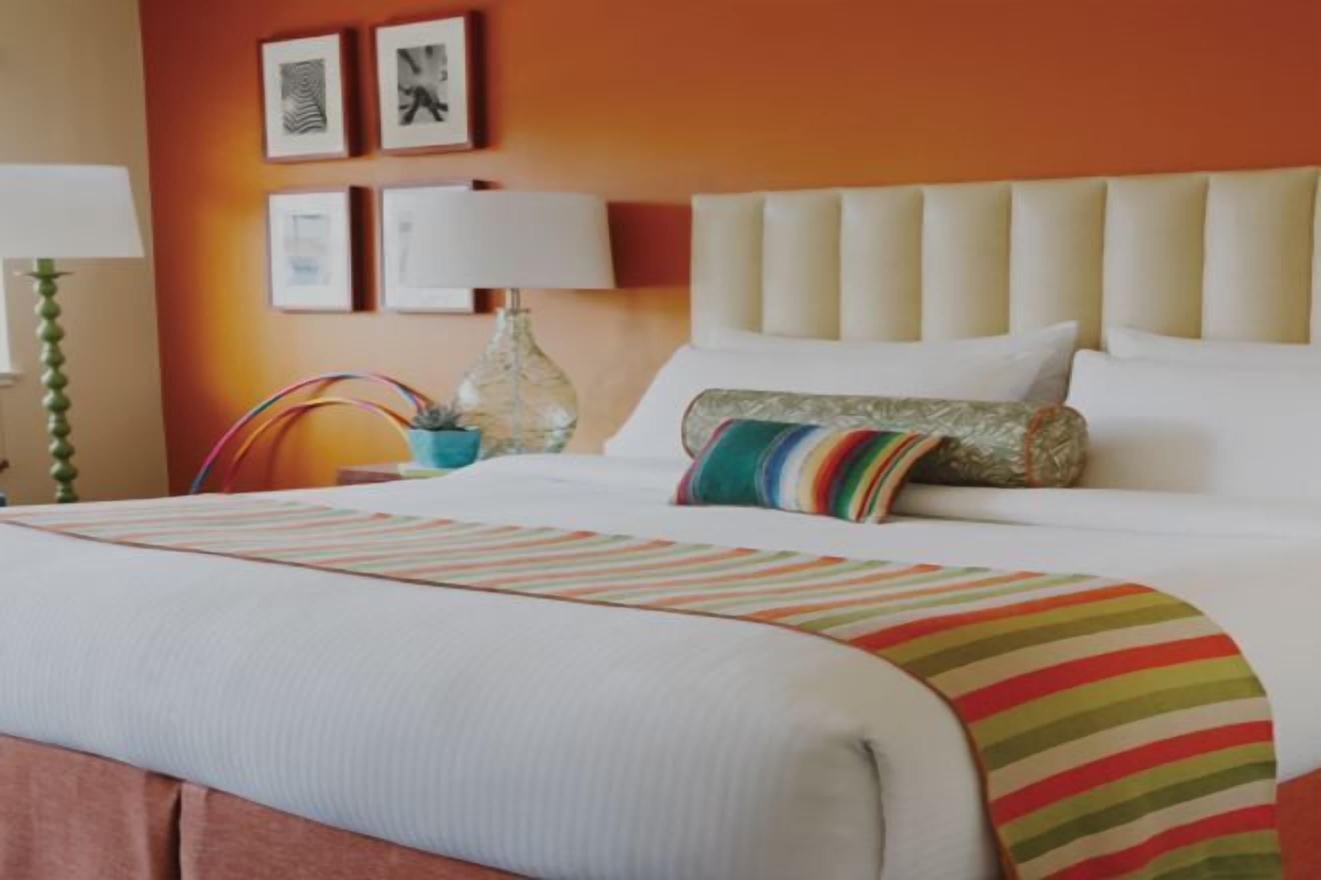 Ropa de cama hipoalergénica y caja de seguridad en la habitación 