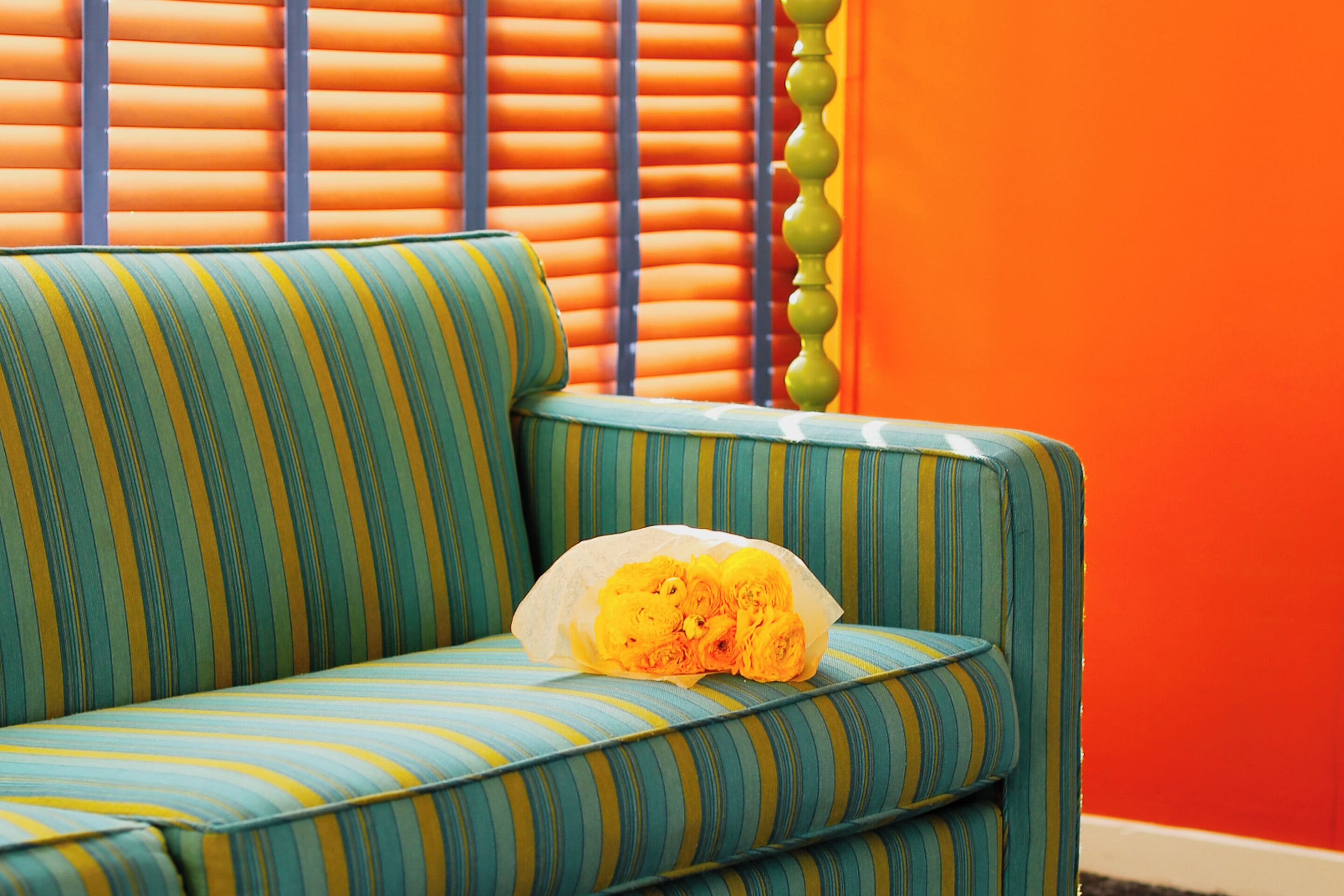 Ropa de cama hipoalergénica y caja de seguridad en la habitación 